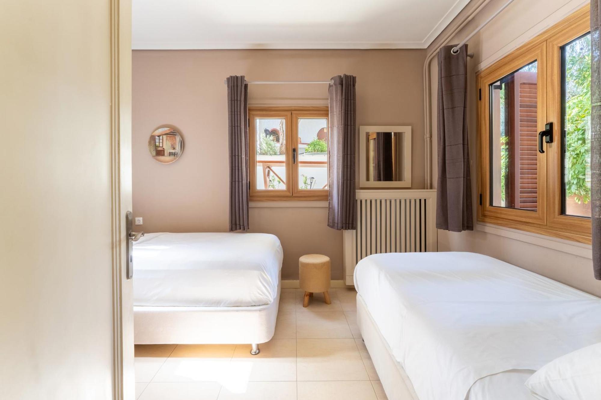The House Of Gratitude - Poolside Retreat Villa ลูตรา โอรายาส เอเลนิส ภายนอก รูปภาพ