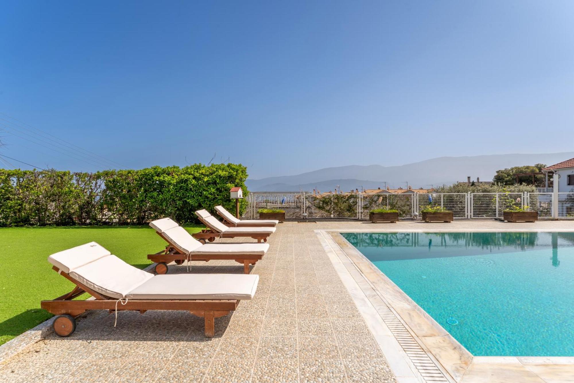 The House Of Gratitude - Poolside Retreat Villa ลูตรา โอรายาส เอเลนิส ภายนอก รูปภาพ