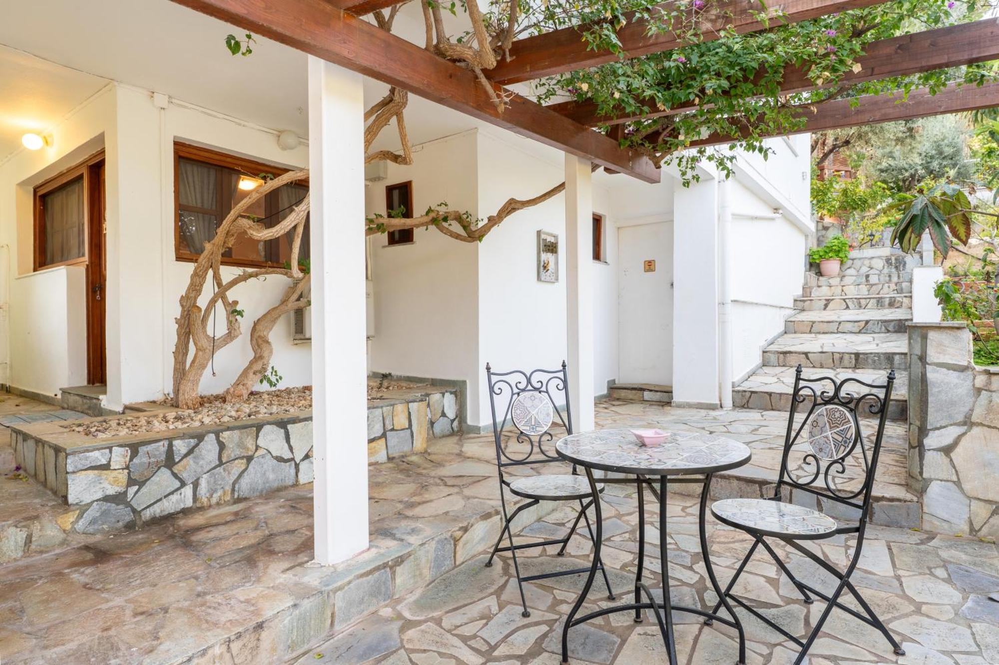 The House Of Gratitude - Poolside Retreat Villa ลูตรา โอรายาส เอเลนิส ภายนอก รูปภาพ